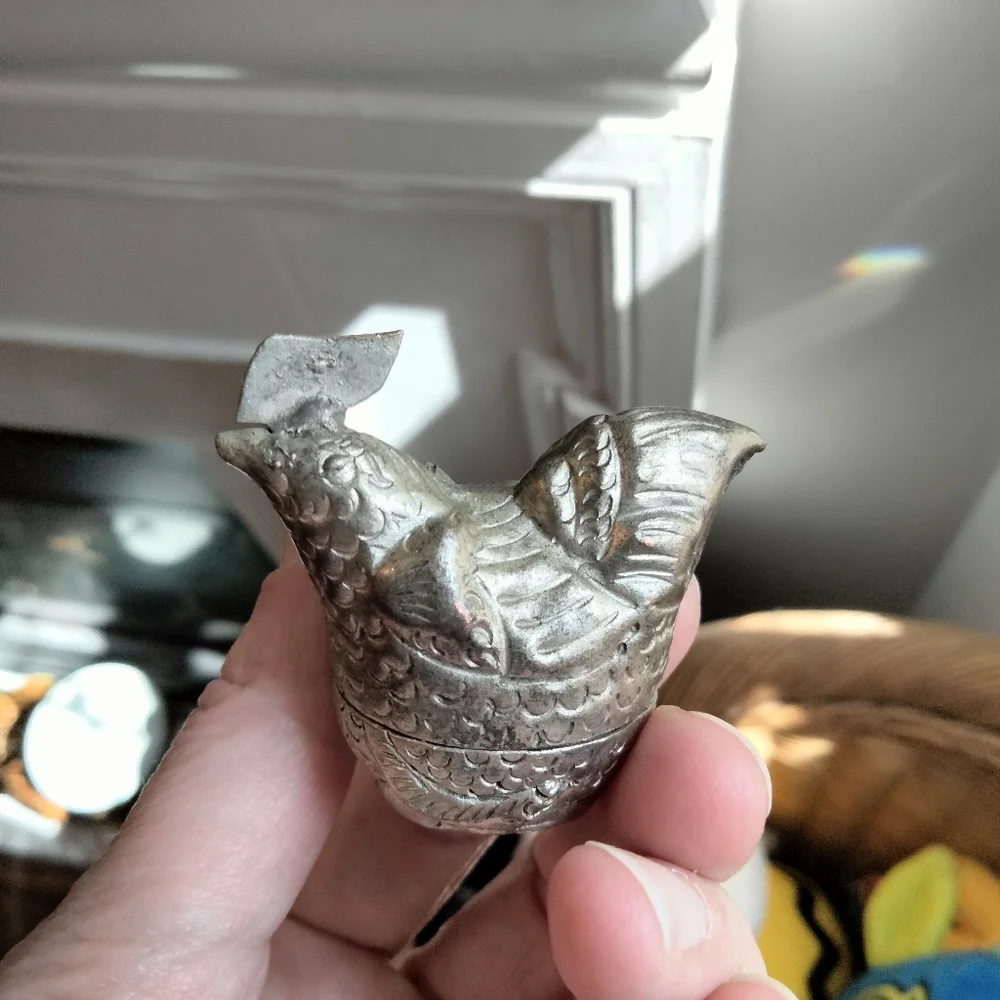Vintage metal rooster trinket box pill box hand-made - Picture 8 of 9